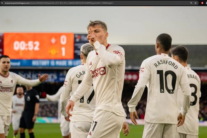 Rasmus Hojlund merayakan gol untuk Manchester United ke gawang Luton Town pada matchweek 25 Liga Inggris 2023-2024 di Stadion Kennilworth Road, Minggu (18/2/2024).