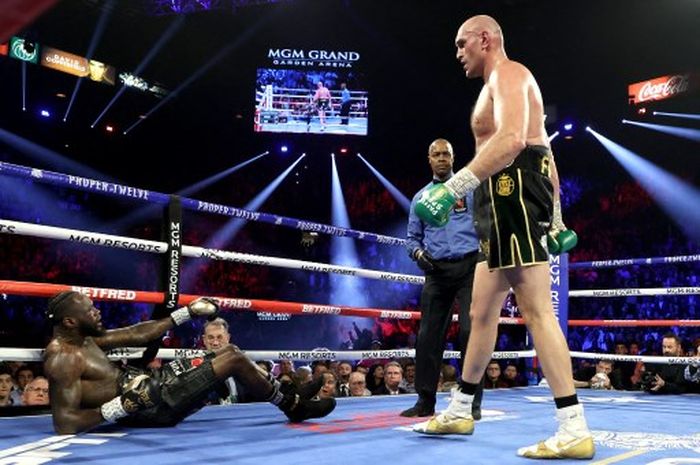 Tyson Fury merobohkan Deontay Wilder di ronde 3 dalam pertarungan kedua mereka di Las Vegas, 22 Februari 2020.