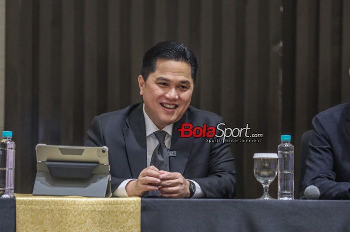 Ketua Umum PSSI, Erick Thohir, sempat tersenyum saat sedang memberikan keterangan kepada awak media di Menara Danareksa, Gambir, Jakarta Pusat, Selasa (20/2/2024).