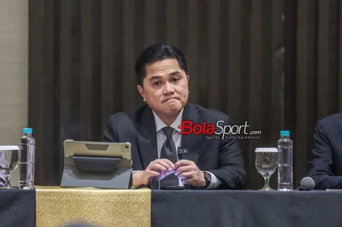 Ketua Umum PSSI, Erick Thohir, sedang memberikan keterangan kepada awak media di Menara Danareksa, Gambir, Jakarta Pusat, Selasa (20/2/2024).