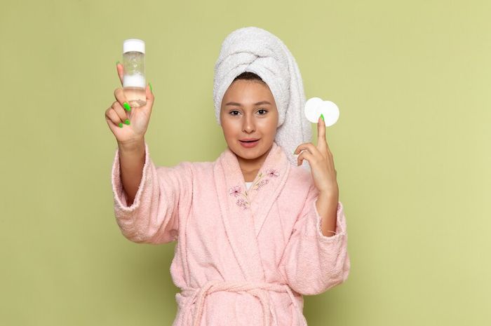 Gambar perbedaan toner dan essence dalam pembahasan memilih antara toner dan essence: tips untuk kulit yang lebih sehat
