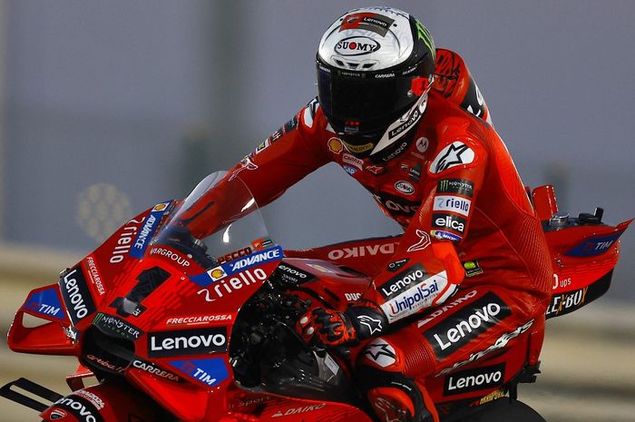 Pembalap Ducati Lenovo, Francesco Bagnaia, mengendarai motornya pada hari pertama tes pramusim MotoGP di Sirkuit Lusail, Doha, Qatar, 19 Februari 2024.