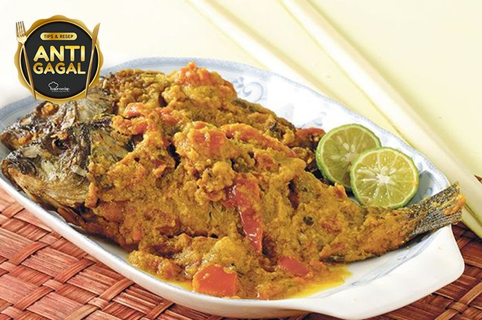Hidangan ikan mas bumbu pesmol yang enak dijadikan lauk makan siang.