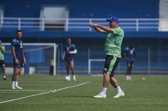 Bojan Hodak saat memimpin sesi latihan Persib Bandung.