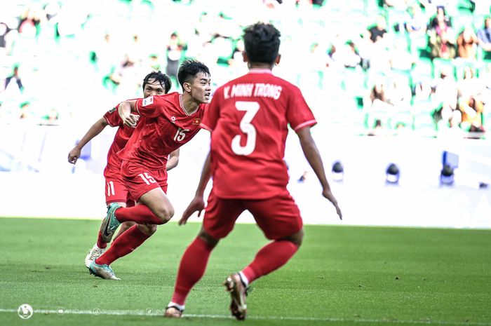 Penyerang Timnas Vietnam, Nguyen Dinh Bac, mencetak gol ke gawang Jepang di Piala Asia 2023.
