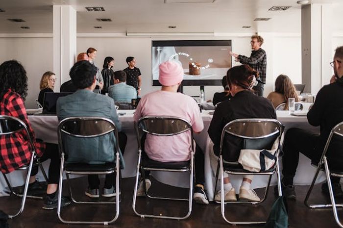 Lembaga sosial masyarakat yang berperan penting dalam kehidupan sehari-hari