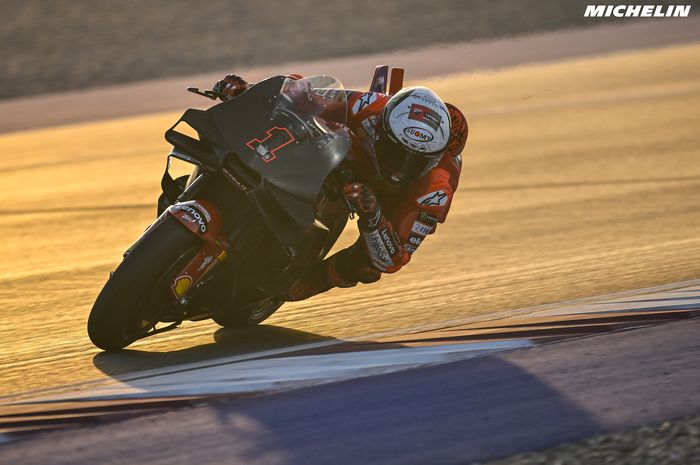 Pembalap Ducati Corse, Francesco Bagnaia, pada hari kedua tes pramusim MotoGP 2024 di Sirkuit Lusail, Qatar, Selasa (21/4/2024).