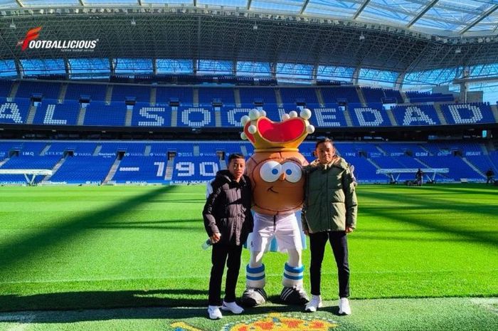 Dua pemain asal Indonesia Foto Andika dan Maulana sedang tur stadium Reale Arena