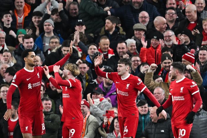 Penyerang asal Belanda, Cody Gakpo, merayakan golnya bersama rekan-rekannya yang membuat Liverpool unggul 2-1 atas Luton Town di Stadion Anfield.