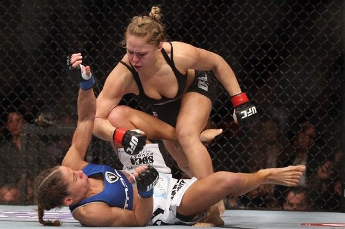 Ronda Rousey mengalahkan Liz Carmouche dalam pertarungan perempuan pertama di UFC, 23 Februari 2013 di Anaheim.