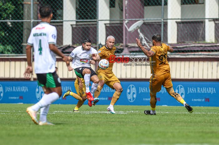 Esteban Vizcarra (kiri) sedang berduel dengan Radja Nainggolan (kanan) dalam laga pekan ke-25 Liga 1 2023 antara Bhayangkara FC versus PSS Sleman di Stadion PTIK, Blok M, Jakarta, Kamis (22/2/2024).