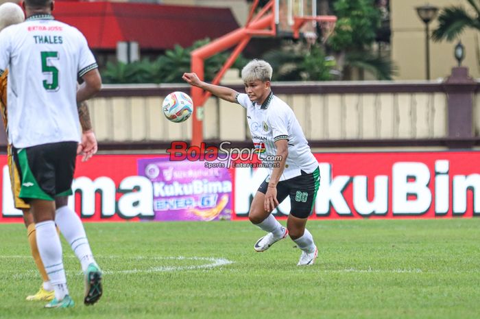 Hokky Caraka sedang menguasai bola dalam laga pekan ke-25 Liga 1 2023 antara Bhayangkara FC versus PSS Sleman di Stadion PTIK, Blok M, Jakarta, Kamis (22/2/2024).
