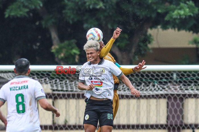 Hokky Caraka (kiri) sedang berebut duel udara dalam laga pekan ke-25 Liga 1 2023 antara Bhayangkara FC versus PSS Sleman di Stadion PTIK, Blok M, Jakarta, Kamis (22/2/2024).