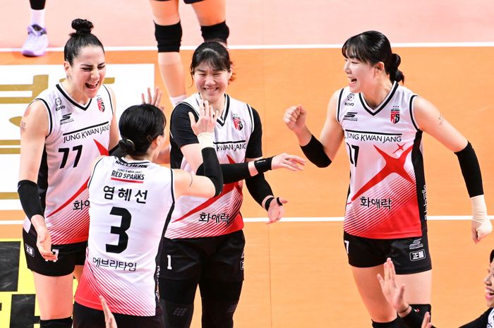 Pebola voli putri Daejeon JungKwanJang Red Sparsk, dari kiri: Giovana Milanna, Yeum Hye-seon, Lee So-young, dan Jung Ho-young saat laga melawan GS Caltex Seoul KIXX pada lanjutan Liga Voli Korea, Rabu, 21 Februari 2024