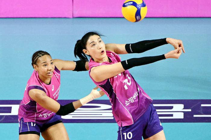 Dua pebola voli Incheon Heungkuk Life Pink Spiders, Reina Tokoku (kiri) dan Kim Yeon-koung (kanan) sedang berupaya melakukan receive