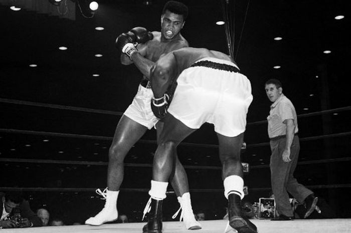 Muhammad Ali bertarung dengan Sonny Liston pada 25 Februari 1964 di Miami.