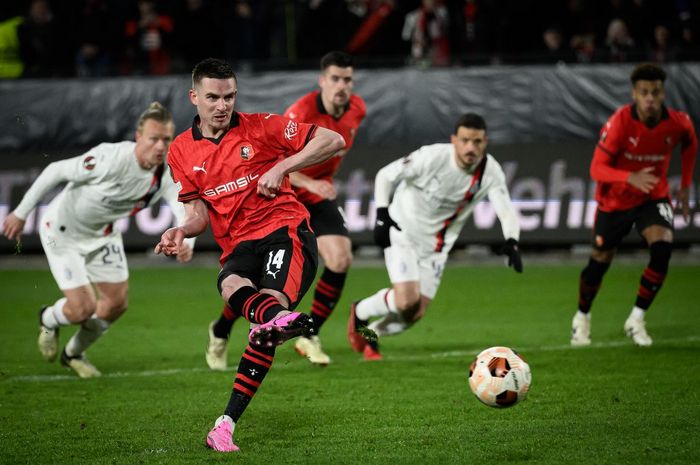 Gelandang Rennes, Benjamin Bourigeaud, mencetak gol penalti ke gawang AC Milan pada leg 2 babak play-off Liga Europa 2023-2024 di Stadion Roazhon Park, Kamis (22/2/2024).