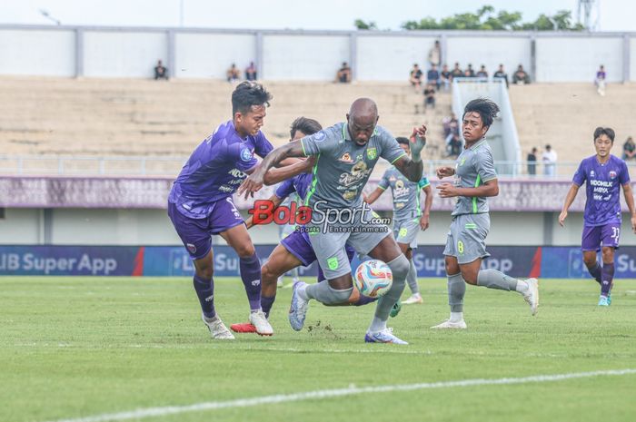 Paulo Henrique sedang menguasai bola dalam laga pekan ke-25 Liga 1 2023 antara Persita Tangerang versus Persebaya Surabaya di Stadion Indomilk Arena, Tangerang, Banten, Jumat (23/2/2024).
