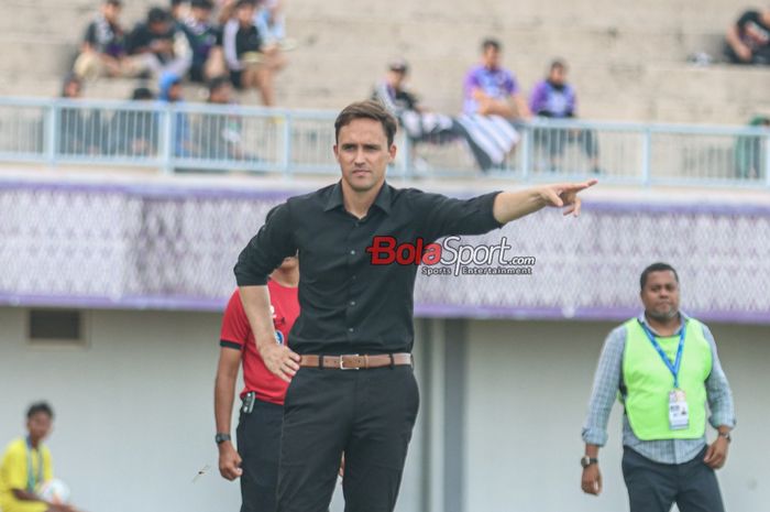 Pelatih Persebaya Surabaya, Paul Munster, sedang memberikan intruksi kepada para pemainnya saat bertanding  di Stadion Indomilk Arena, Tangerang, Banten, Jumat (23/2/2024).