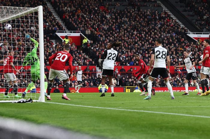 Kiper Manchester United, Andre Onana, saat kebobolan gol Calvin Bassey pada laga pekan ke-26 Liga Inggris melawan Fulham di Stadion Old Trafford, Sabtu (24/2/2024).