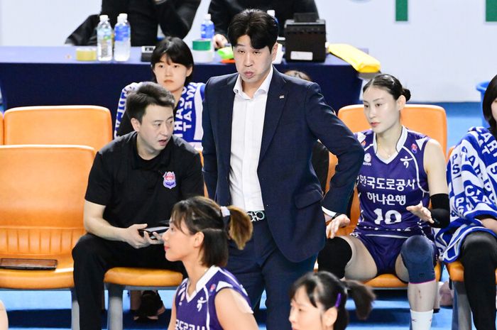 Pelatih tim bola voli putri, Gimcheon Korea Expressway Hi-Pass,  Kim Jong-min dalam lanjutan putaran keenam Liga Voli Korea 2023-2024. 