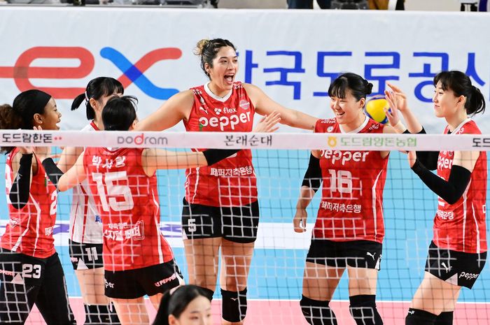 Tim bola voli putri, Gwangju AI Peppers Savings Bank berpose saat menghadapi Gimcheon Korea Expressway Hi-Pass pada lanjutan putaran keenam Liga Voli Korea 2023-2024.