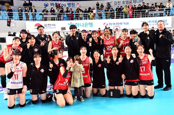 Tim bola voli putri, Gwangju AI Peppers Savings Bank berpose setelah meraih kemenangan pertama dari 23 kekalahan beruntun pada lanjutan putaran keenam Liga Voli Korea 2023-2024.