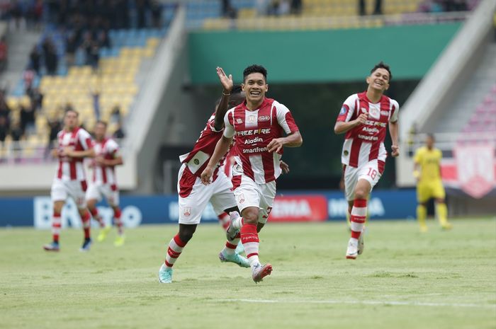 Pemain Persis Solo Althaf Indie melakukan selebrasi setelah mencetak gol ke gawang Persik Kediri pada laga pekan ke-25 Liga 1 2023/2024 di Stadion Manahan, Sabtu (24/2/2024).