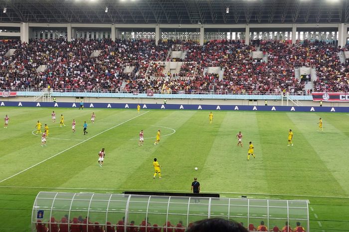 Suasana pertandingan antara Persis Solo melawan Persik Kediri di Stadion Manahan, Solo, Sabtu (24/2/2024).