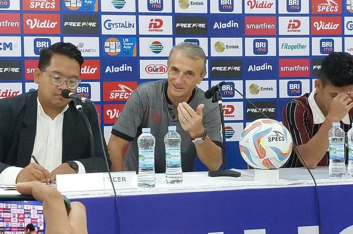 Pelatih Persis Solo, Milomir Seslija, saat memberikan keterangan kepada media pasca laga melawan Persik Kediri, Sabtu (24/2/2024).