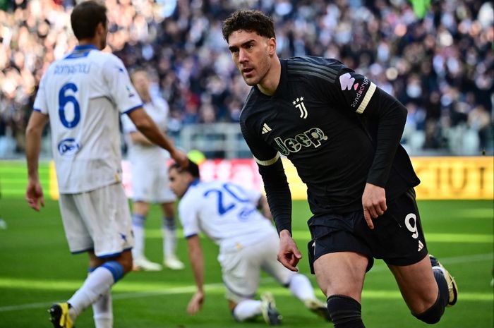 Dusan Vlahovic cetak gol Juventus ke gawang Frosinone pada duel Liga Italia di Allianz Stadium Turin (25/2/2024).