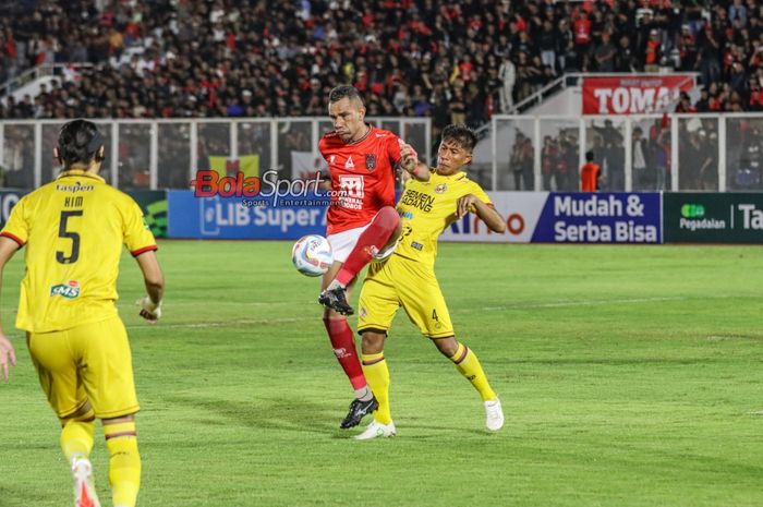 Jose Wilkson (kiri) sedang menguasai bola dan dibayangi Agus Nova Wiantara (kanan) dalam laga leg pertama semifinal Liga 2 2023 antara Malut United FC versus Semen Padang FC di Stadion Madya, Senayan, Jakarta, Minggu (25/2/2024) malam.