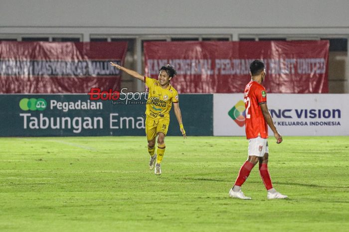 Firman Juliansyah (kiri) sedang melakukan selebrasi seusai mencetak gol dalam laga leg pertama semifinal Liga 2 2023 antara Malut United FC versus Semen Padang FC di Stadion Madya, Senayan, Jakarta, Minggu (25/2/2024) malam.