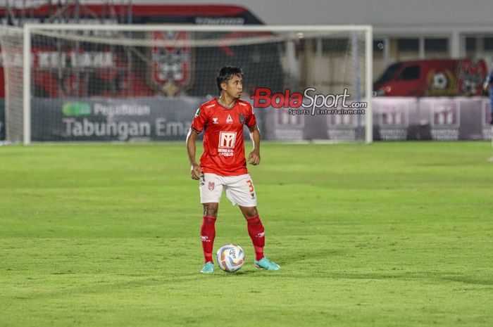 Bagus Nirwanto sedang menguasai bola dalam laga leg pertama semifinal Liga 2 2023 antara Malut United FC versus Semen Padang FC di Stadion Madya, Senayan, Jakarta, Minggu (25/2/2024) malam.