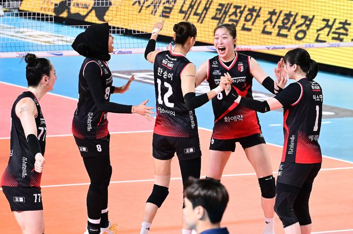 Selebrasi poin skuad Daejeon JungKwanJang Red Sparks saat melawan Incheon Heungkuk Life Insurance Pink Spiders pada putaran 6 Liga Voli Korea 2023-2024 di Chungmu Gymnasium, Daejeon, Korea Selatan, Sabtu (24/2/2024)