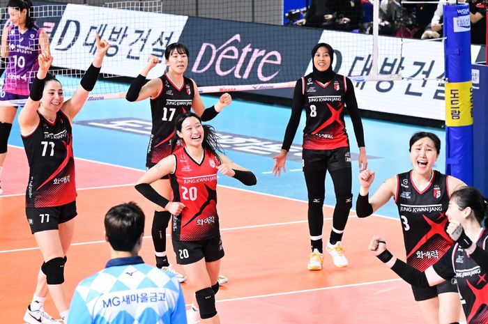 Selebrasi poin skuad Daejeon JungKwanJang Red Sparks saat melawan Incheon Heungkuk Life Insurance Pink Spiders pada putaran 6 Liga Voli Korea 2023-2024 di Chungmu Gymnasium, Daejeon, Korea Selatan, Sabtu (24/2/2024)