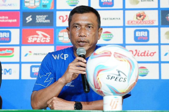 Pelatih Arema FC Widodo C Putro saat memberi keterangan kepada awak media, Minggu (25/2/2024).