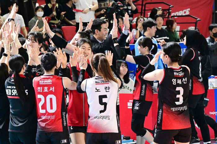 Pelatih Ko Hee-jin melakukan tos bersama skuad Daejeon JungKwanJang Red Sparks usai kemenangan atas Incheon Heungkuk Life Insurance Pink Spiders pada putaran 6 LIga Voli Korea 2023-2024 di Chungmu Gymnasium, Daejeon, Korea Selatan, Sabtu (24/2/2024)