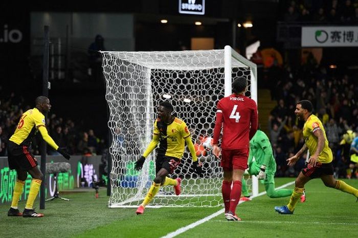Virgil van Dijk (4) menyaksikan gawang Liverpool dijebol 3 kali oleh Watford dalam laga Liga Inggris, 29 Februari 2020 di Vicarage Road.
