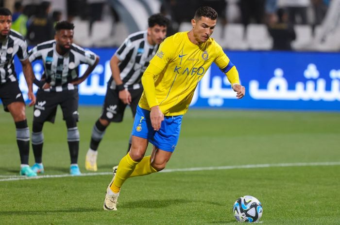 Cristiano Ronaldo cetak gol penalti untuk Al Nassr dalam laga Liga Arab Saudi di Al Shabab Club Stadium, Riyadh (25/2/2024).