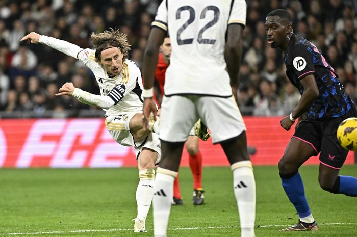 Luka Modric mencetak gol untuk Real Madrid saat menjamu Sevilla pada partai Liga Spanyol di Santiago Bernabeu (25/2/2024).