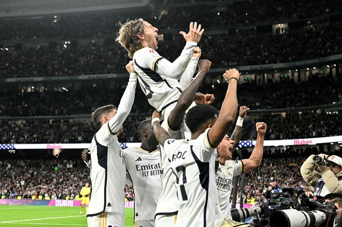 Luka Modric diangkat ke udara usai mencetak gol untuk Real Madrid saat menjamu Sevilla pada partai Liga Spanyol di Santiago Bernabeu (25/2/2024).