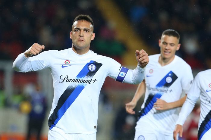 Striker Inter Milan, Lautaro Martinez, merayakan gol ke gawang Lecce pada laga pekan ke-26 Liga Italia di Stadion Comunale Via del Mare, Minggu (25/2/2024).