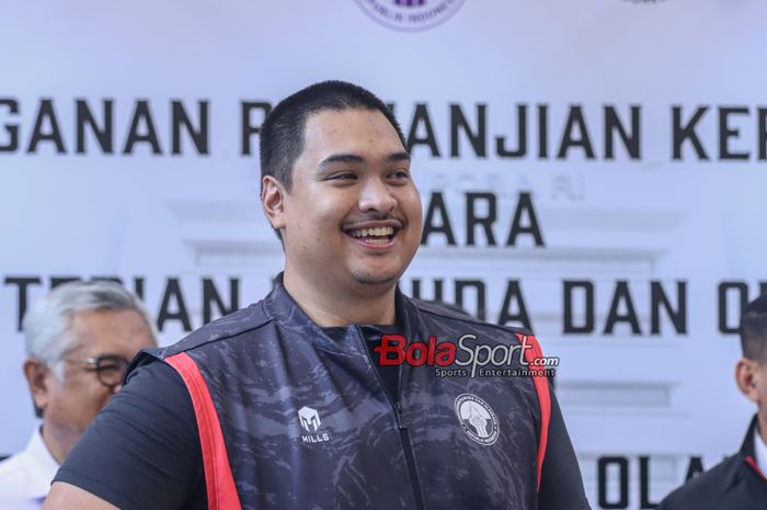 Menteri Pemuda dan Olahraga Republik Indonesia, Dito Ariotedjo, sedang memberikan keterangan kepada awak media di Kantor Kemenpora, Senayan, Jakarta, Senin (26/2/2024).