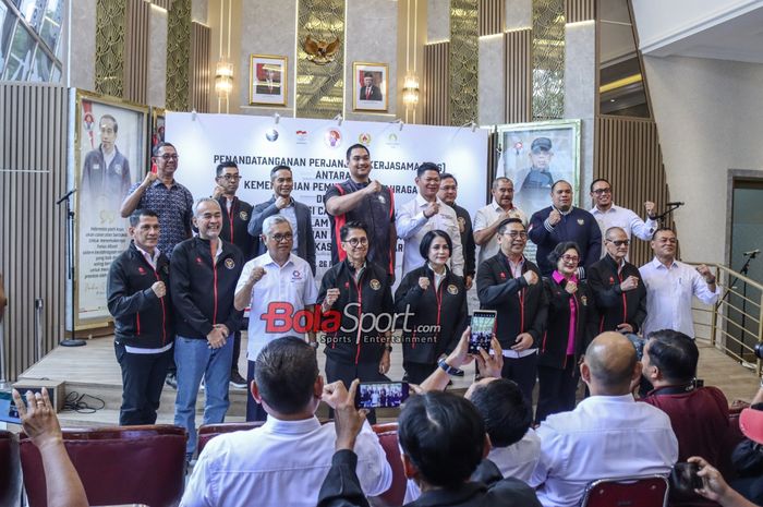 Menteri Pemuda dan Olahraga Republik Indonesia, Dito Ariotedjo, sedang berfoto bersama dengan beberapa perwakilan induk organisasi cabang olahraga di Kantor Kemenpora, Senayan, Jakarta, Senin (26/2/2024).