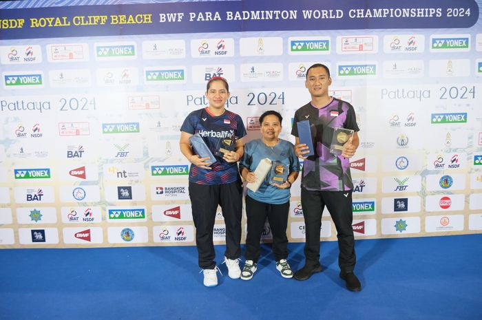 Dari kiri ke kanan, atlet para bulu tangkis Indonesia,  Leani Ratri Oktila, Rina Marlina, dan Hikmat Ramdani, mendapat penghargaan BWF Player of The Year Award 2023 di Pattaya, Thailand, Minggu (25/2/2024).