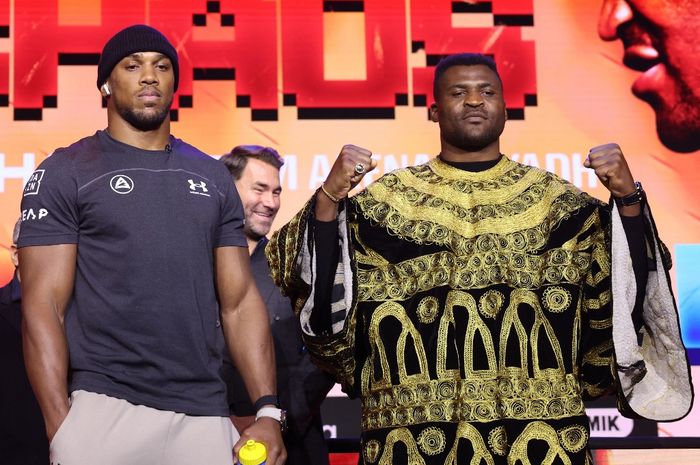 Anthony Joshua (kiri) dan Francis Ngannou (kanan) akan menjalani laga tinju kelas berat pada 8 Maret 2024