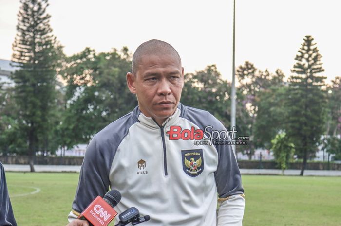 Pelatih timnas U-16 Indonesia, Nova Arianto, sedang memberikan keterangan kepada awak media di Lapangan A, Senayan, Jakarta, Selasa (27/2/2024).
