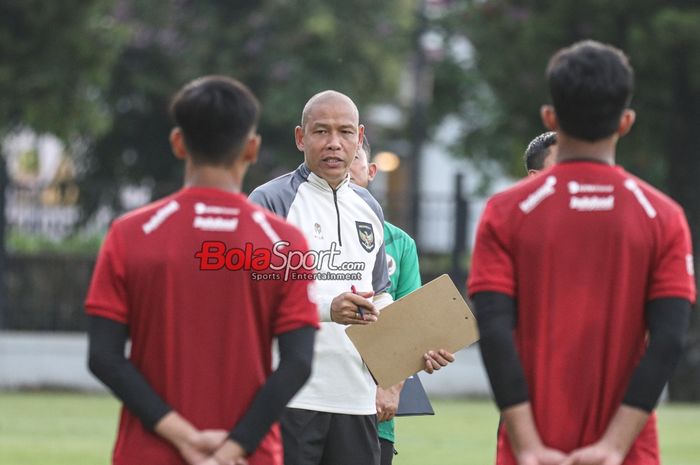 Pelatih timnas U-16 Indonesia, Nova Arianto, sedang memberikan intruksinya kepada para pemainnya saat berlatih di Lapangan A, Senayan, Jakarta, Selasa (27/2/2024).