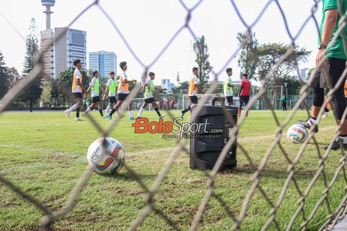 Musik box tampak mewarnai suasana latihan timnas U-16 Indonesia di Lapangan A, Senayan, Jakarta, Selasa (27/2/2024).